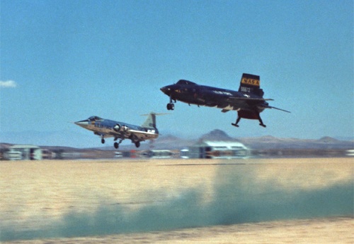X 15 mit Begleitflugzeug im Landeanflug