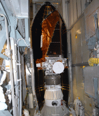 Teleskop Kepler vor Schließen der Nutzlastverkleidung