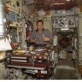 Edward T. Lu beim Essen im Modul Swesda am 21. Juni 2003