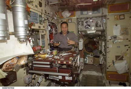 Edward T. Lu beim Essen im Modul Swesda am 21. Juni 2003