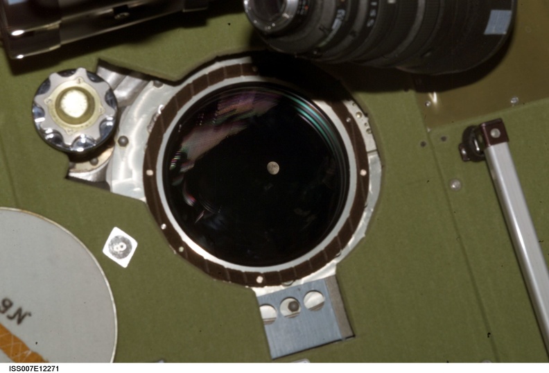 007e12271moonfromzv9aug03nasa.jpg
