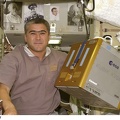 Salizhan S. Sharipov mit dem Bioinkubator KUBIK am 21. Oktober 2004 im Modul Swesda