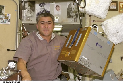 Salizhan S. Sharipov mit dem Bioinkubator KUBIK am 21. Oktober 2004 im Modul Swesda