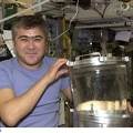 Salizhan S. Sharipov mit RODNIK-Tank am 8. Januar 2005 im Modul Swesda