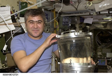 Salizhan S. Sharipov mit RODNIK-Tank am 8. Januar 2005 im Modul Swesda