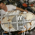 Leroy Chiao am 21. März 2005 mit GPS-Einheit im Modul Swesda