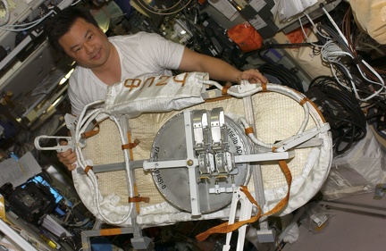 Leroy Chiao am 21. März 2005 mit GPS-Einheit im Modul Swesda