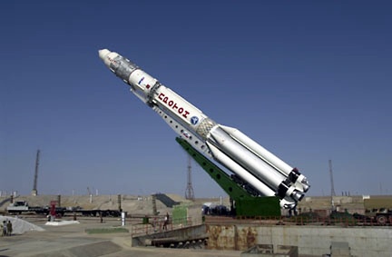 Proton mit Swesda wird am 8. Juli 2000 aufgerichtet