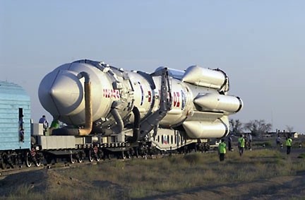 Proton mit Swesda unterwegs zur Startrampe - Baikonur 8. Juli 2000