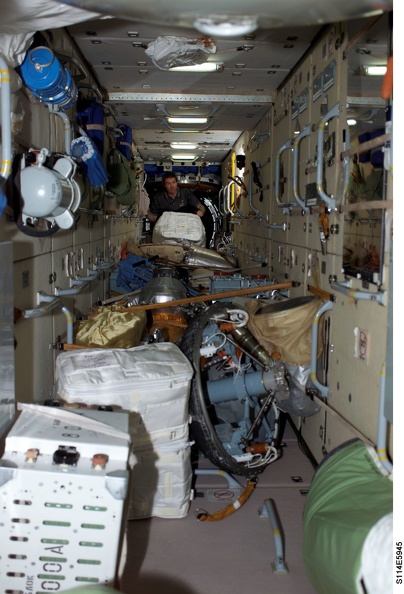 s114e5945insidesarjasergeikrikalev31jul05nasa.jpg