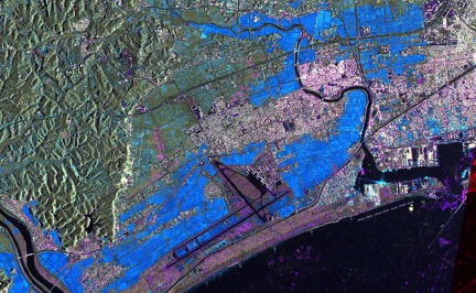Der Flughafen von Sendai in Japan, aufgenommen am 12. März 2011 von TerraSAR-X
