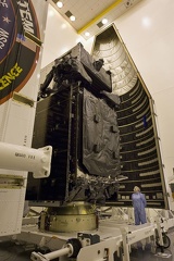 Der Satellit wird mit der Nutzlastverkleidung integriert