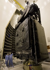 Der Satellit wird mit der Nutzlastverkleidung integriert