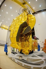 Hylas 1 wird auf seinen Nutzlastadapter aufgesetzt