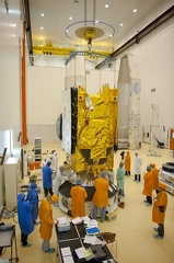 Hylas 1 wird auf seinen Nutzlastadapter aufgesetzt