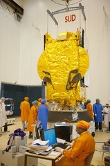 Hylas 1 wird auf seinen Nutzlastadapter aufgesetzt