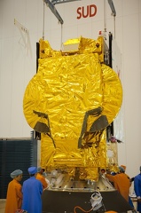 Hylas 1 wird auf seinen Nutzlastadapter aufgesetzt