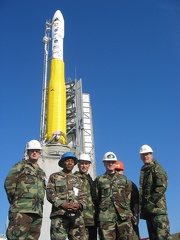 militärisches Personal vor der Minotaur I mit TacSat 2