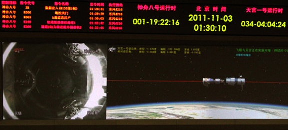 Das Docking von Shenzou 8 und Tiangong 1 am 2. November 2011 vom Kontrollraum aus gesehen