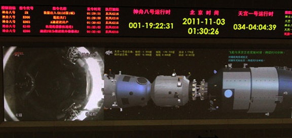 Das Docking von Shenzou 8 und Tiangong 1 am 2. November 2011 vom Kontrollraum aus gesehen