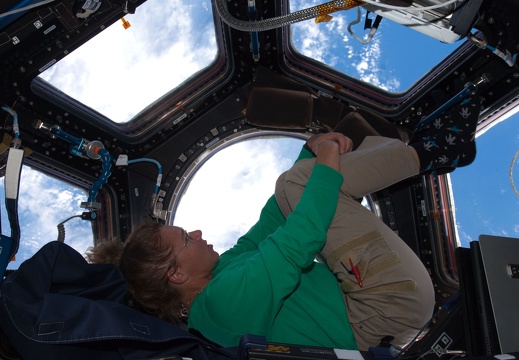 STS135SandyMagnusCupolanasa
