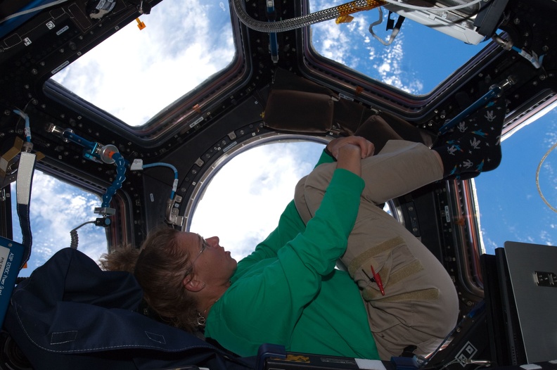STS135SandyMagnusCupolanasa.jpg