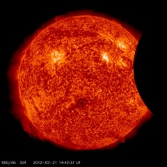 SDO - Mond zieht an der Sonne vorbei