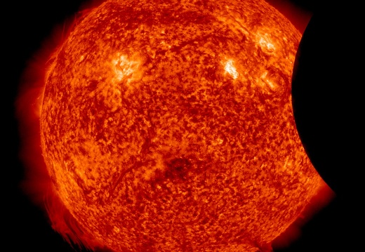 SDO - Mond zieht an der Sonne vorbei