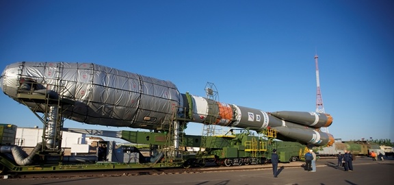 Sojus mit MetOp-B auf dem Weg zur Startrampe