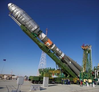 Sojus mit MetOp-B wird aufgerichtet