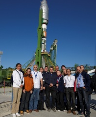 Das ESA-Launchcampaign-Team vor der Sojus-Rakete mit MetOp-B