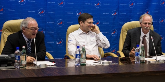Chefs von ESA, Roskosmos und Nasa an einem Tisch