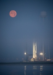 Antares mit Super Mond und Nebel