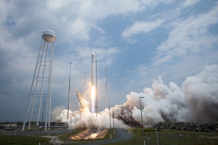 Antares Start mit Cygnus CRS Orbital-2