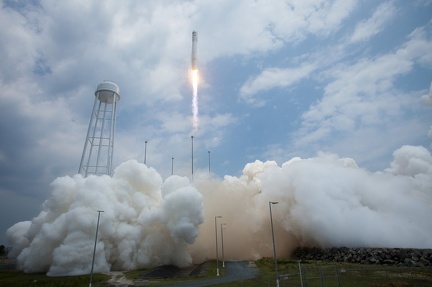 Antares Start mit Cygnus CRS Orbital-2