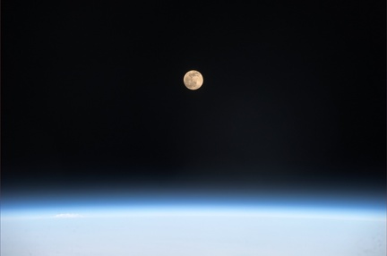 Mond von der ISS gesehen