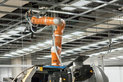 DEOS-Simulator im RMC - Kuka-Arm mit Drei-Finger-Hand