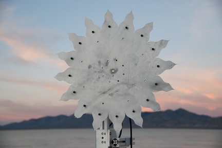 Ein Test eines kleinen Starshade Modell (58 cm) aus Metall.
