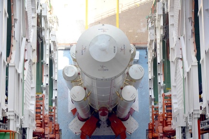 1. Stufe der PSLV-C37 mit großem zentralen Feststoffmotor und Boostern