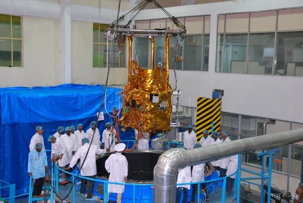 Cartosat 2D wird in Testkammer herabgelassen