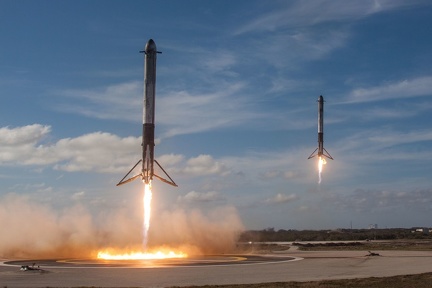 Falcon Heavy Demo - Synchron Landung der Seiten-Booster