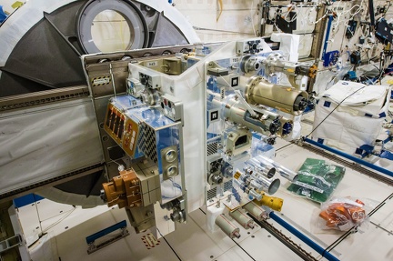 RRM On-Orbit Transfer Cage (ROTC) - wird ausgescheust
