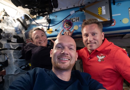 Selfi der Expedition 56-Besatzung