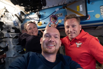 Selfi der Expedition 56-Besatzung