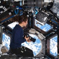Christina Koch fotografiert in Cupola