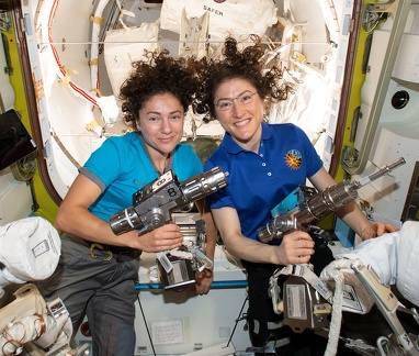 ISS - Außenbordeinsatz Christina Koch und Jessica Meir