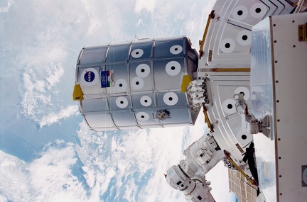 sts100398033rapnasa