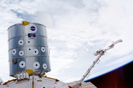 sts100398034rapnasa