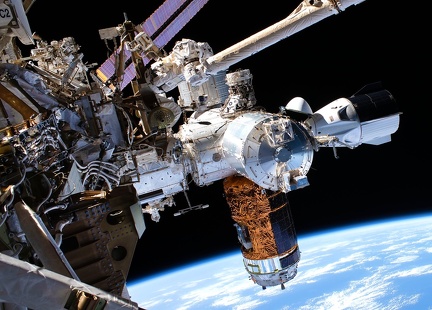 ISS mit Drachen