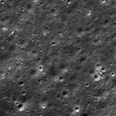 Pfeile zeigen Yutu-2 (links) und Chang'e 4 Lander (rechts).